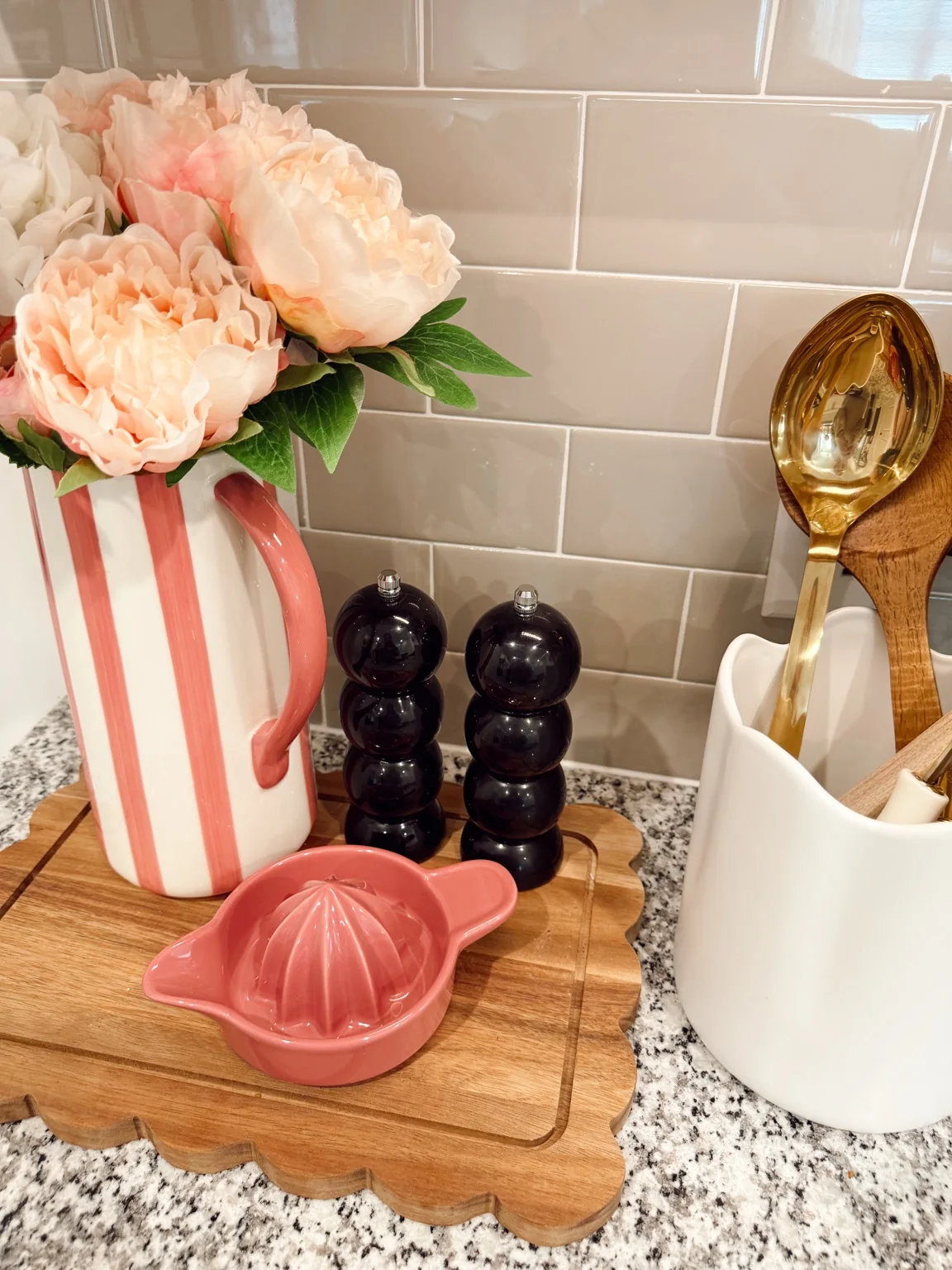 Flowers and everyday home details in Lo’s kitchen
